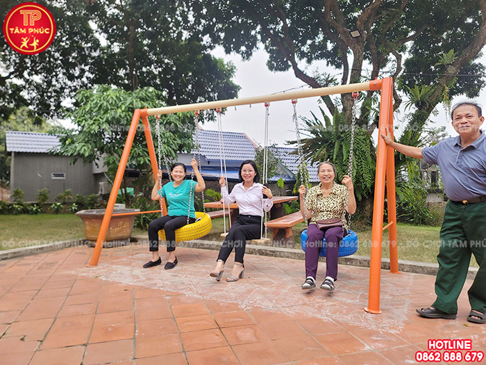 Xích đu lốp xe cho bé mầm non 3 chỗ ngồi Phi 76 SC4-002