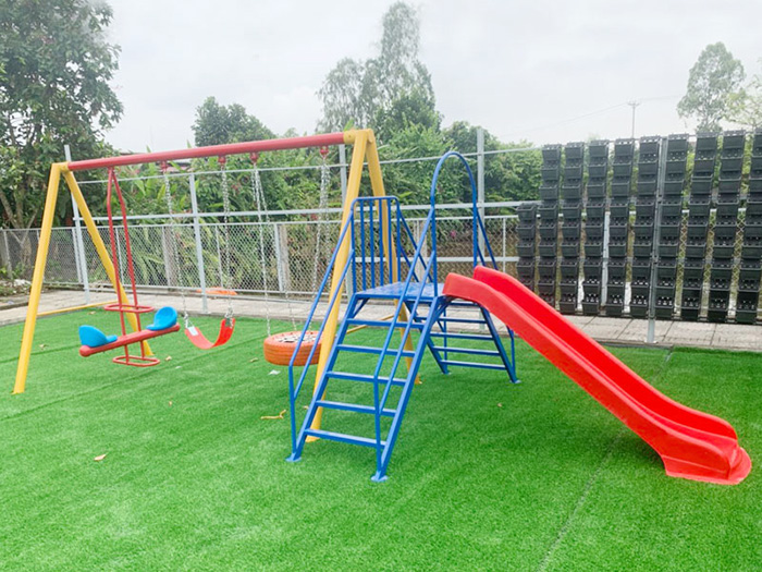 Xích đu ngoài trời cho bé 3 ghế kèm cầu trượt máng đơn SC4-013