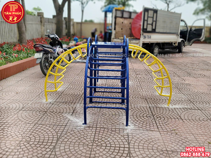 Thang leo trèo 4 cạnh cong cho bé ngoài trời SC7-004