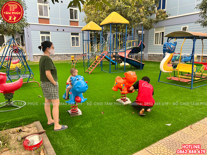 Lắp đặt đồ chơi cho sân chơi trẻ em ngoài trời khu tập thể tại tỉnh Thanh Hoá.