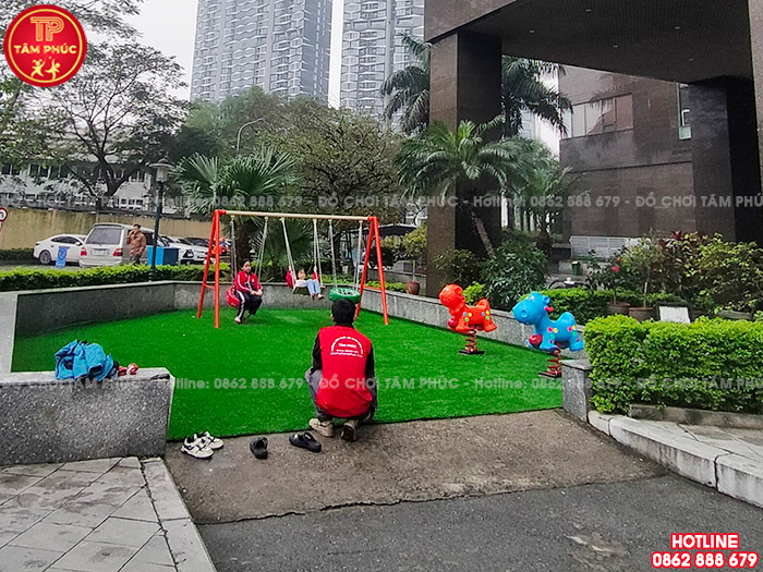 Thi công lắp đặt khu vui chơi trẻ em ngoài trời tại sân chung cư ở Hà Nội