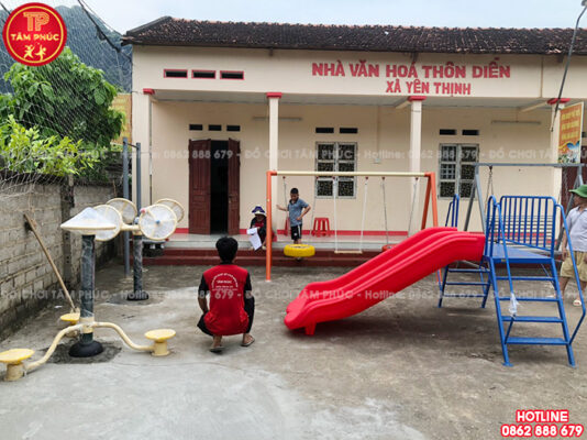 Lắp đặt đồ chơi cho sân chơi trẻ em ngoài trời tại nhà văn hoá thuộc tỉnh Hà Nam