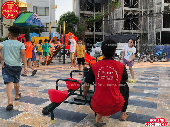 Thi công lắp đặt sân chơi trẻ em ngoài trời tại sân cộng đồng ở Bắc Giang