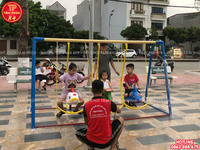 Thi công lắp đặt sân chơi trẻ em ngoài trời tại sân cộng đồng ở Bắc Giang