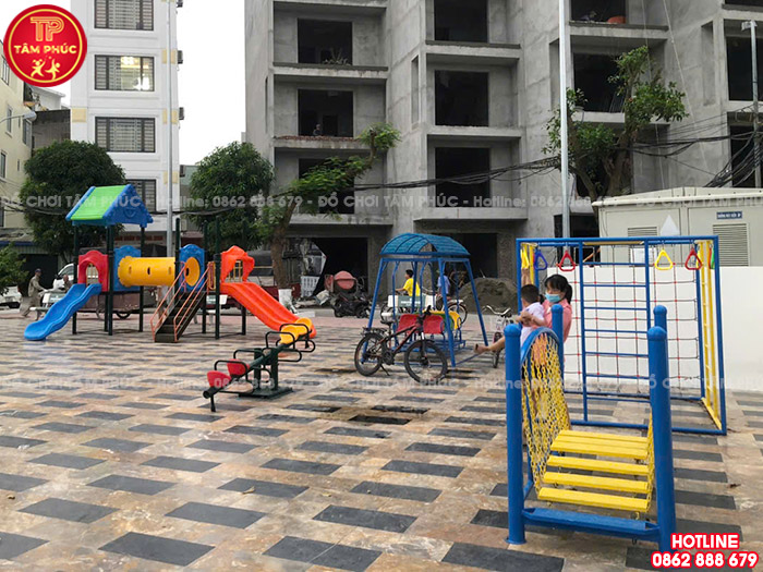 Thi công lắp đặt sân chơi trẻ em ngoài trời tại sân cộng đồng ở Bắc Giang