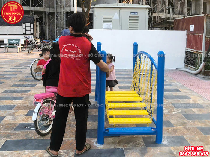 Thi công lắp đặt sân chơi trẻ em ngoài trời tại sân cộng đồng ở Bắc Giang
