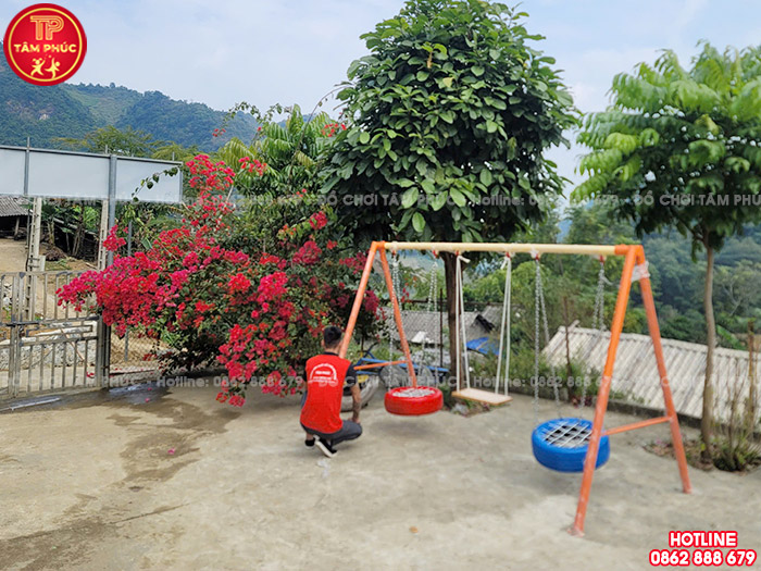 Bộ xích đu lốp 3 chỗ ngồi lắp đặt một góc sân